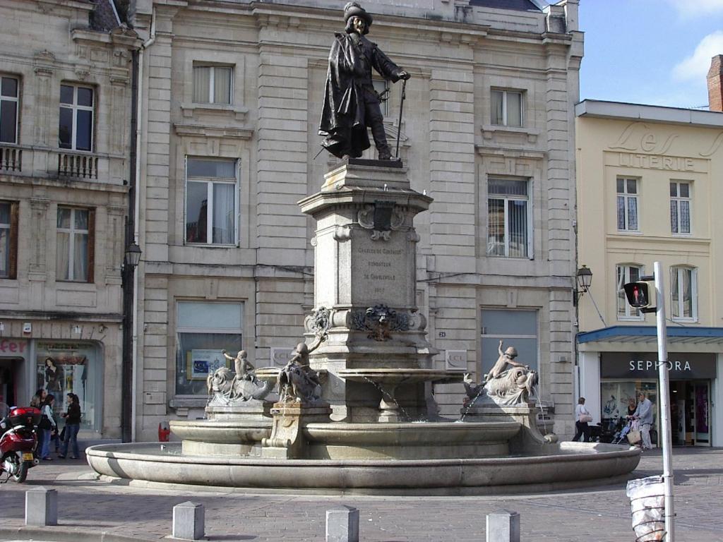 Budget Appart Avec Parking Au Centre-Ville Charleville-Mézières 외부 사진